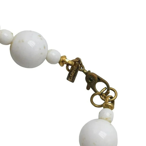 Monet White Acrylic Ball Beaded Long Necklace Lobster Closure Vintage - Picture 6 of 7